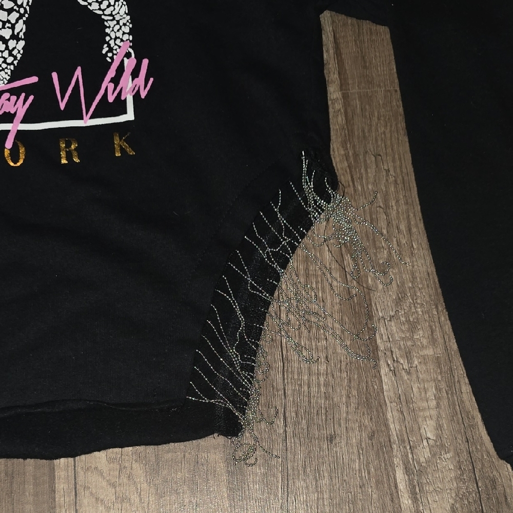 Stylish Black Sweater with Leopard Graphic - Picture 5 of 6